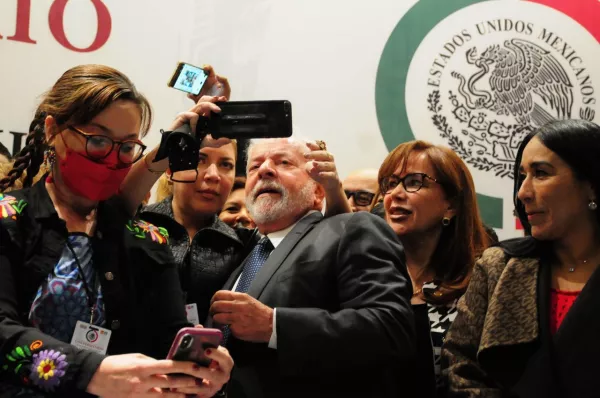 Las legisladoras de Morena buscan tomarse una fotografía con Lula Da Silva.