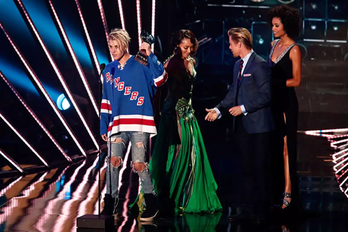 Justin recibió el premio a Artista Masculino del Año.