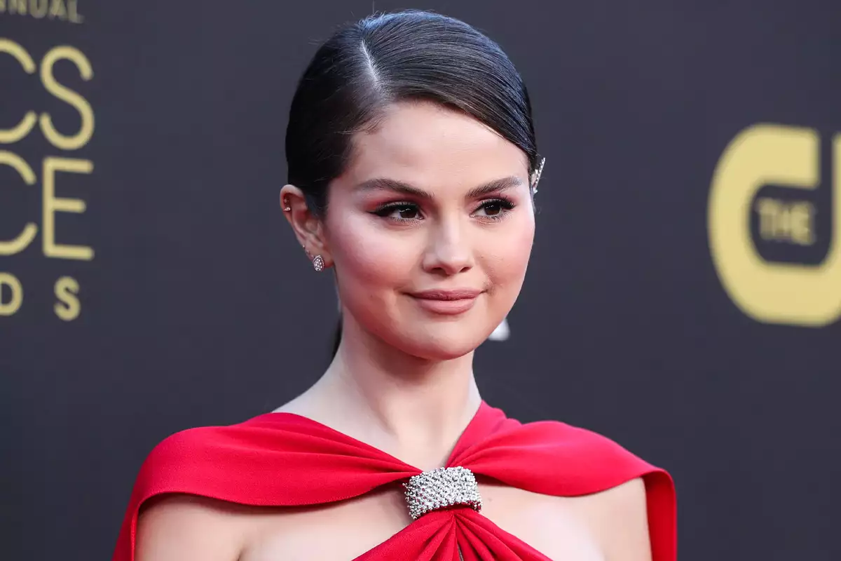 Selena Gomez cumplió 30 años y lo celebró como quinceañera con vestido Versace