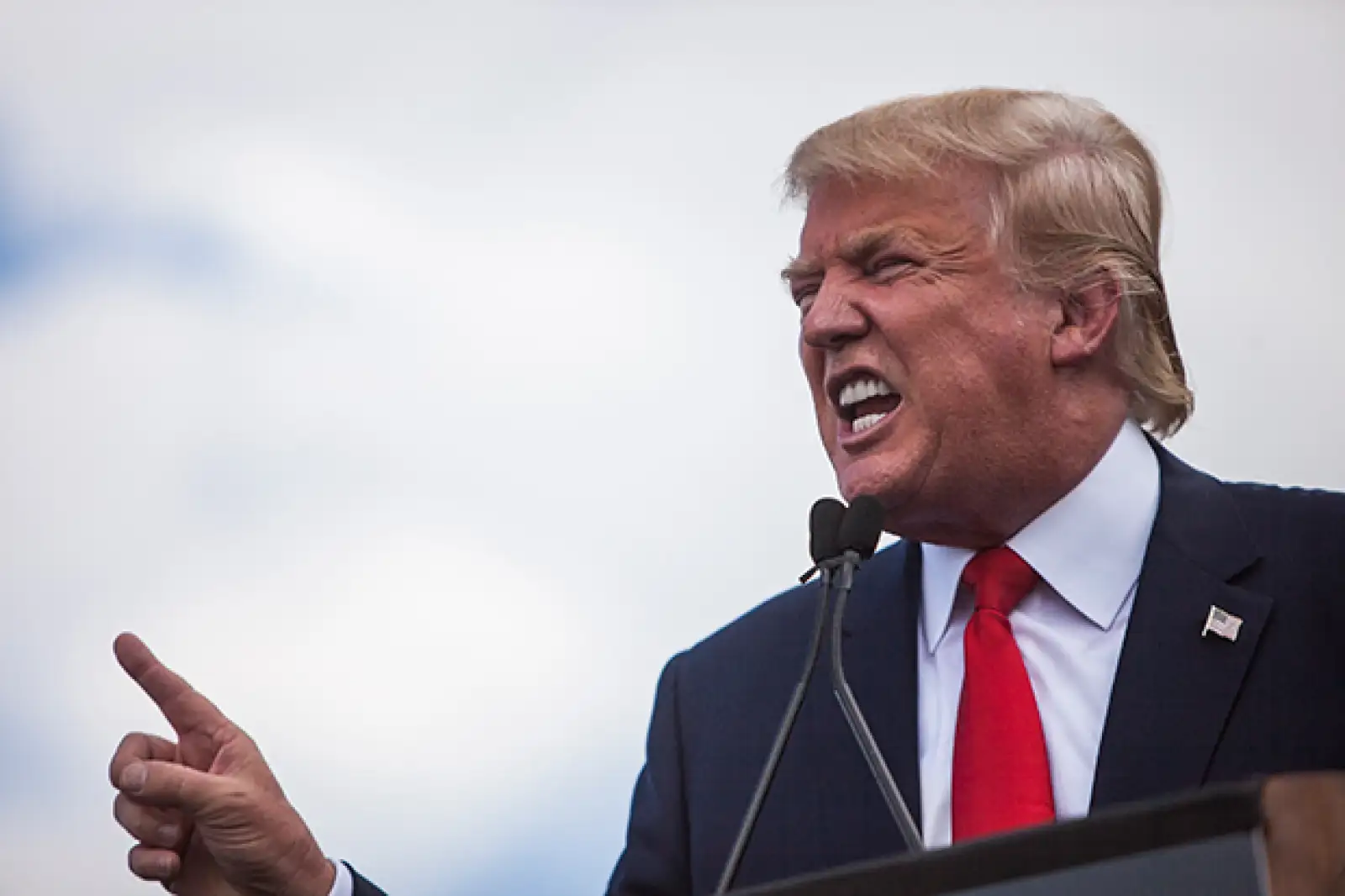 El año que termina también estuvo marcado por la polémica tras las descalificaciones y comentarios racistas que Donald Trump, aspirante a la candidatura republicana por la presidencia de EU, lanzó contra México y los inmigrantes.