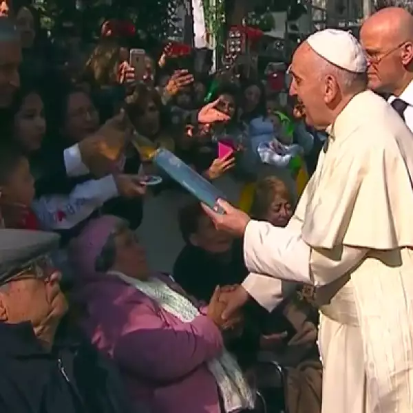 Al salir de la Nunciatura, el pontífice saludó y envío bendiciones a quienes madrugaron para verlo.
