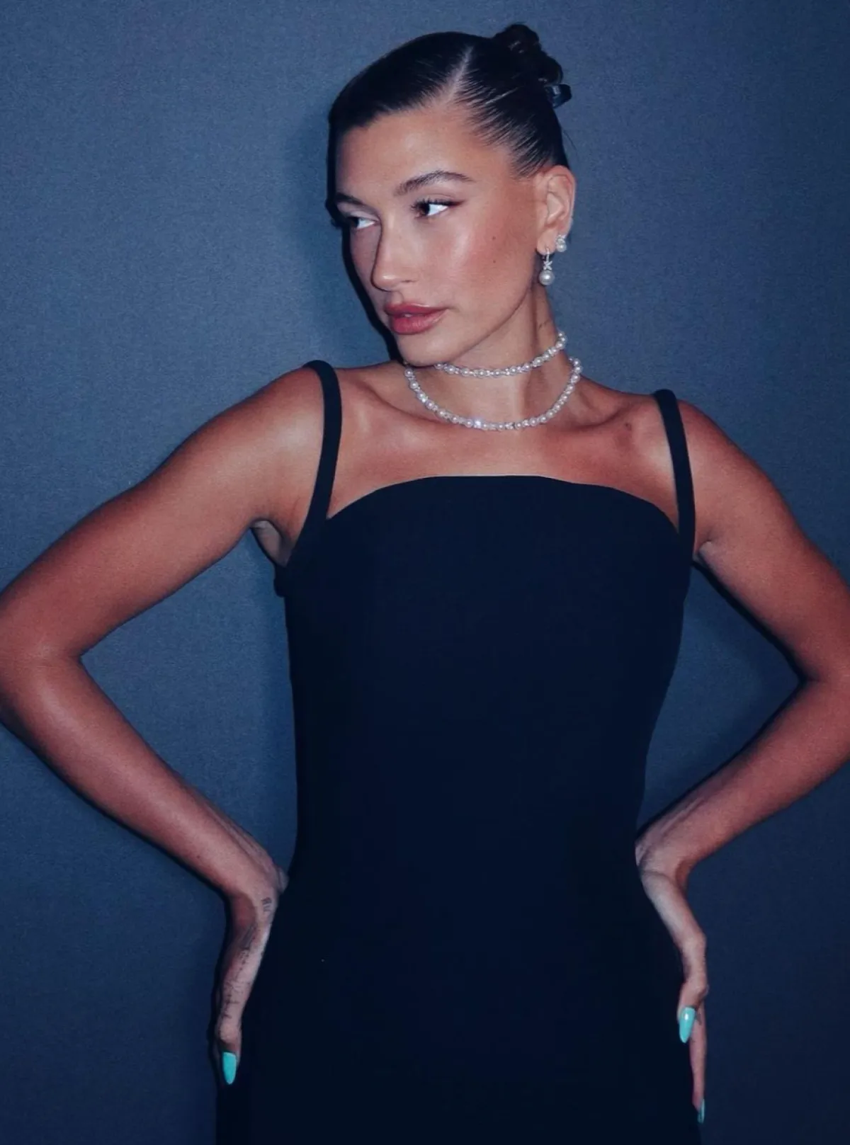 Hailey raya de lado