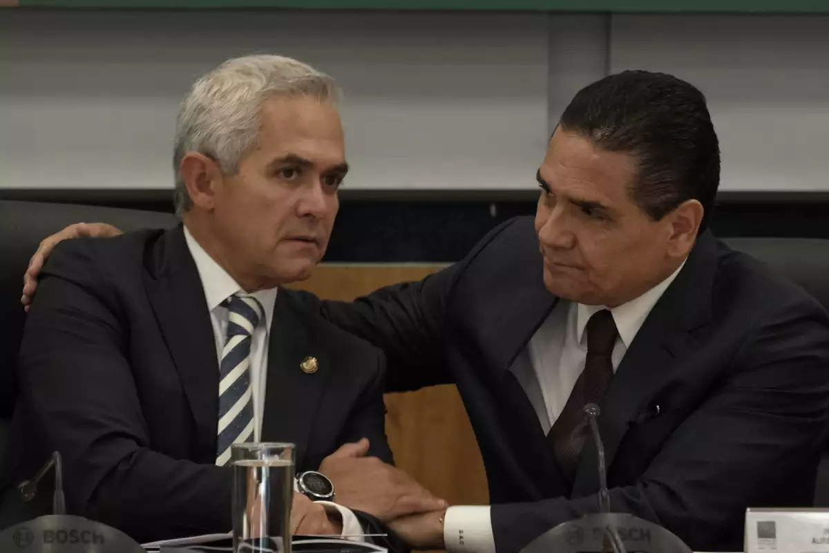 El senador Miguel Ángel Mancera; y Silvano Aureoles Conejo, gobernador de Michoacán, durante la reunión plenaria del PRD.