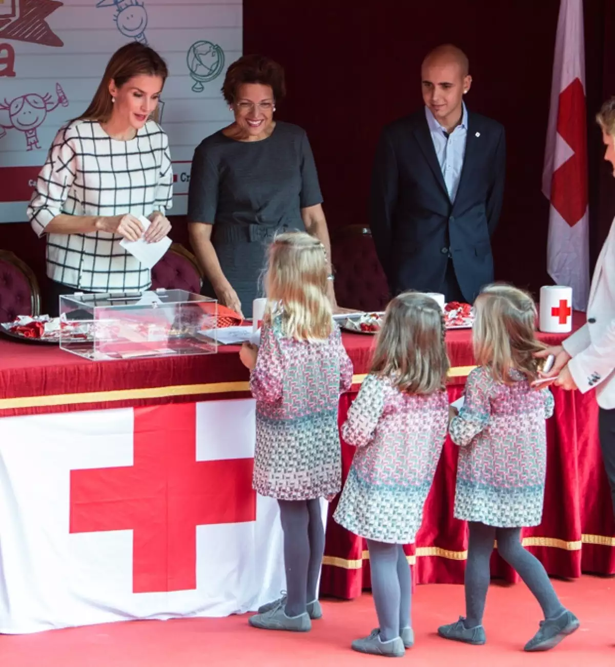El momento en que Nuria, Inés y Lola hicieron su donativo a la Cruz Roja.