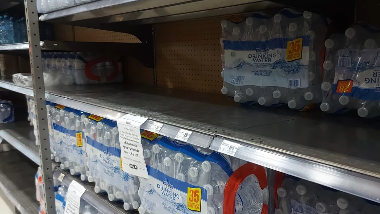 Algunos supermercados limitan la venta de agua embotellada ante las compras de pánico derivadas de la escasez del líquido en el Área Metropolitana de Monterrey.