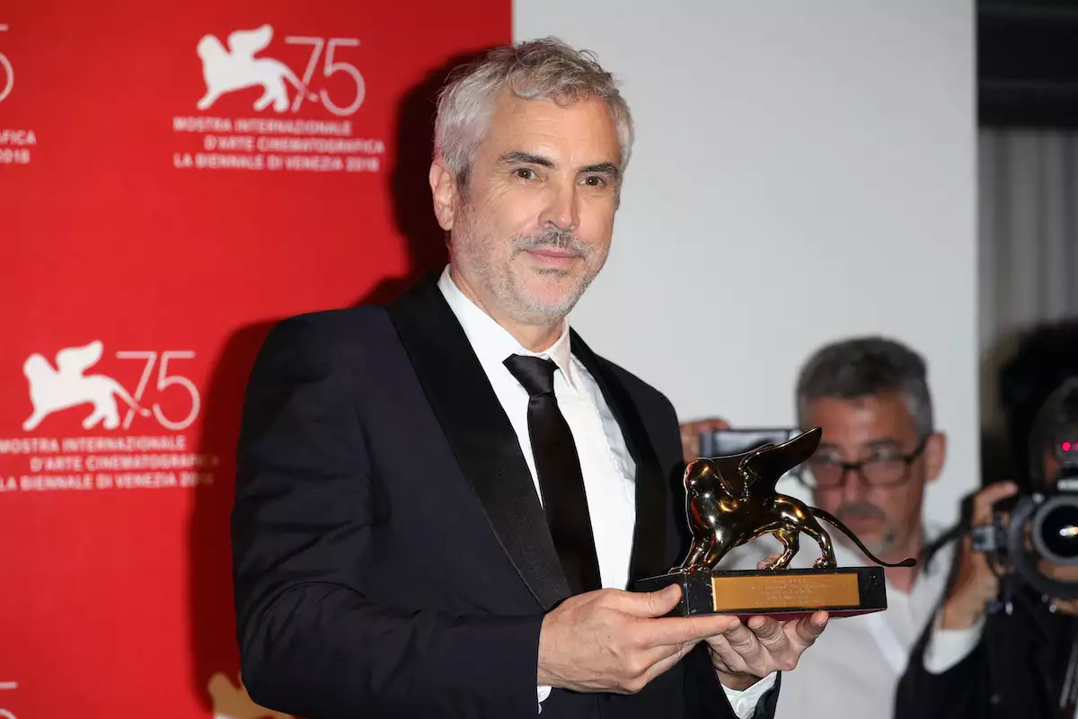 Alfonso Cuarón con el León de Oro de Venecia.