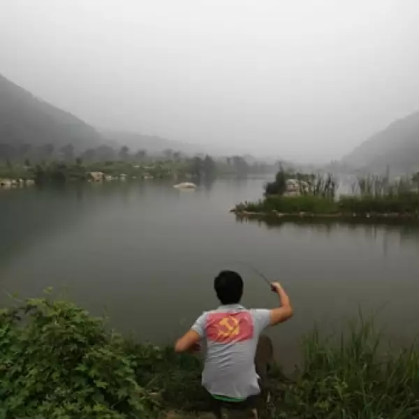 Habitantes de Beijing afectados por las lluvias