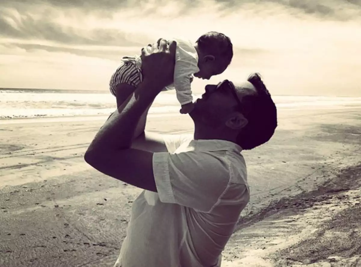 Rodrigo Dávila con Martina, a un mes de nacida, en Acapulco.