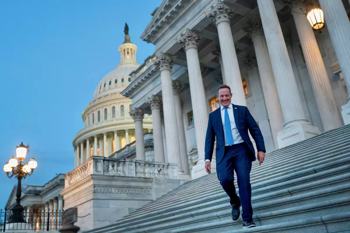 El senador estadounidense Ted Budd (R-NC) camina por los escalones del Capitolio de los Estados Unidos al amanecer mientras los legisladores republicanos luchan por aprobar el amplio proyecto de ley de gastos e impuestos del presidente de los Estados Unidos, Donald Trump, en Capitol Hill en Washington, D.C., EE. UU., 1 de julio de 2025.