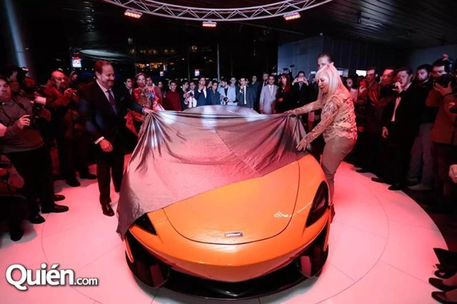 Mario Moreno Ivanova y Carla Estrada