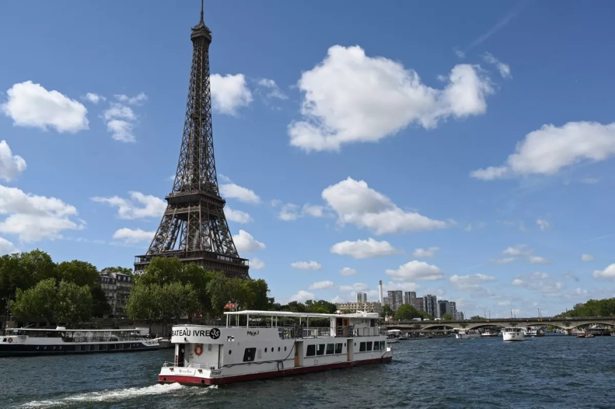Un barco de Peniche pasa por la Torre Eiffel en el río Sena el 17 de julio de 2023, durante un desfile para probar "maniobras", "distancias", "duración" y "captura de vídeo" de la futura ceremonia de apertura de los Juegos Olímpicos de París en 2024. Para este mini ensayo, la flota total está comporda por 57 barcos, 39 que representan a las delegaciones, un poco menos de la mitad que para el Día D en 2024, y otros 18 que brindan apoyo (asistencia, primeros auxilios), así como Olympic Broadcasting Services (OBS), el locutor de televisión olímpico.