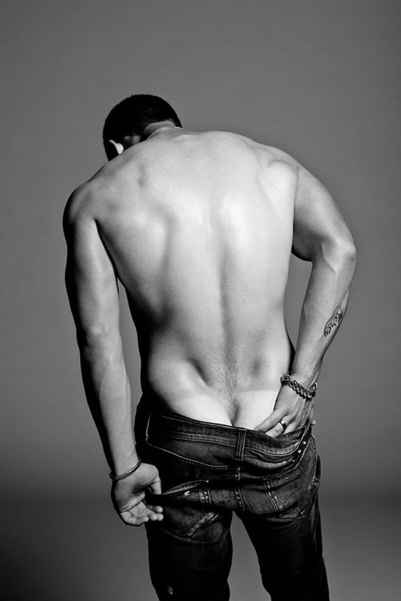Nick mantuvo sus manos en las partes más íntimas de su cuerpo para las fotos.
