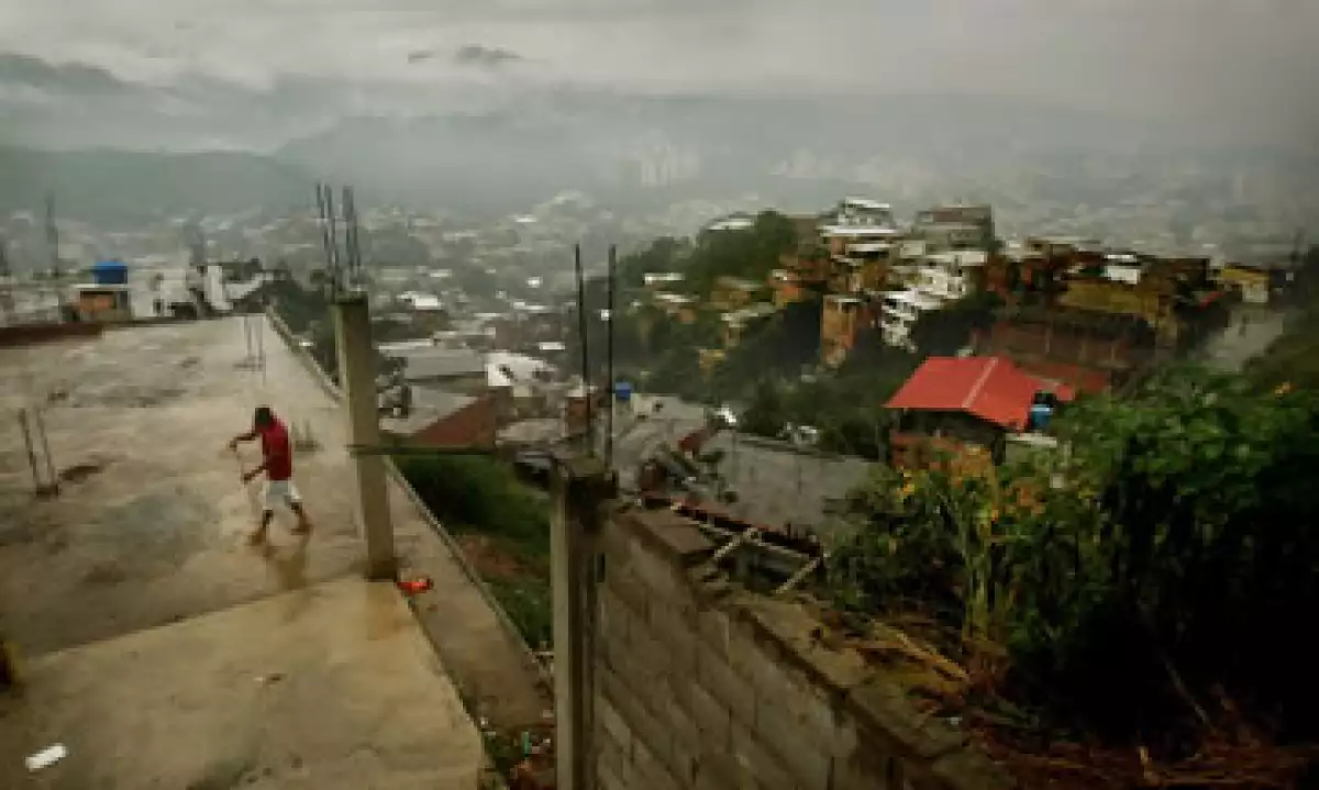 En el barrio de Petare falta la iluminación navideña de antaño, así como los alimentos para preparar hallacas, el platillo típico en Venezuela. (Foto: Getty Images)