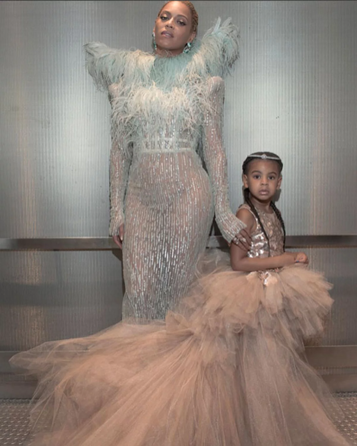 Muchas celebridades desfilaron ayer por la red carpet de los MTV Video Music Awards, pero la que más llamó la atención fue la hija de Beyoncé y su look que no cualquier niña de su edad puede usar.