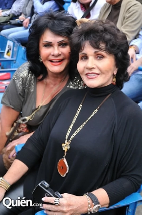 Lucero León, acompañada de Estella García.