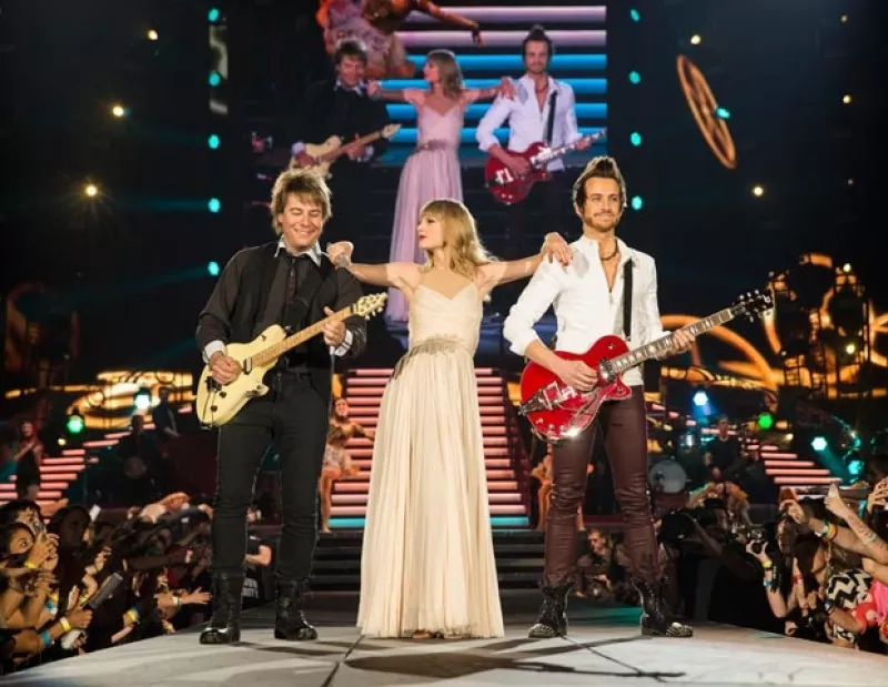 La joven artista se encuentra en estos momentos sumergida en su extensa gira mundial 'Red', para la que ha pulido su estilo, consiguiendo un look elegante sobre el escenario.