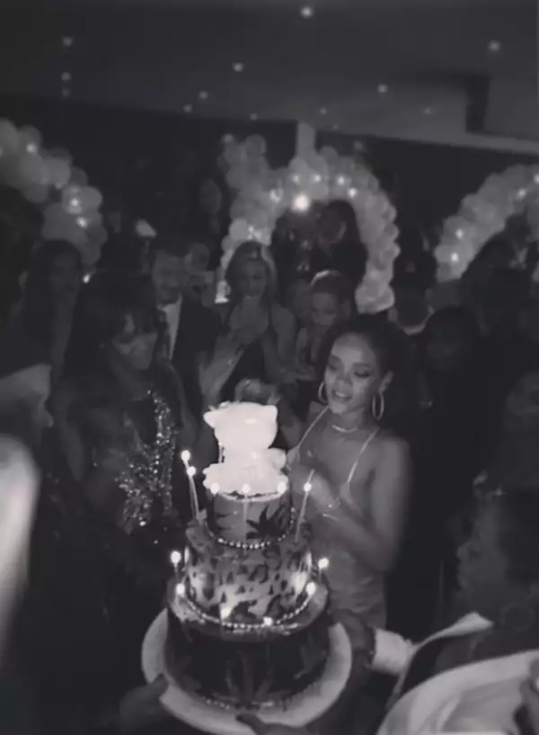 Rihanna celebró junto a sus amigos famosos, quienes la rodeaban antes de soplar las velitas de su pastel de cumpleaños.
