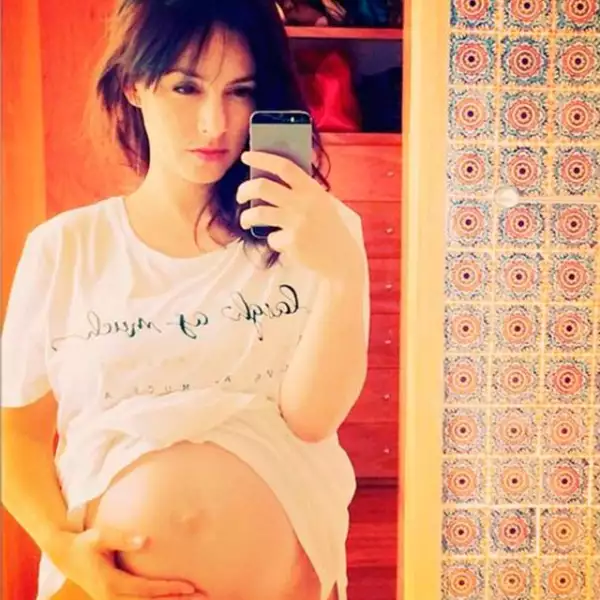 Desde el inicio de su embarazo, Claudia se ha mostrado abierta y ha compartido con sus seguidores bellos momentos durante la dulce espera.