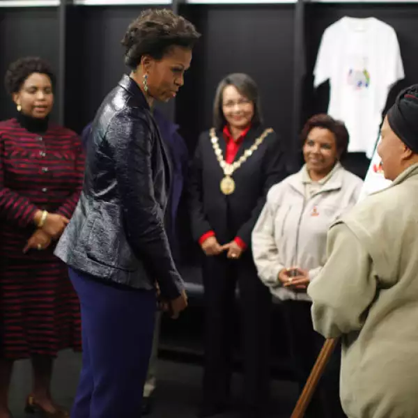 Michelle Obama puso atención a todo lo que le mostraron.