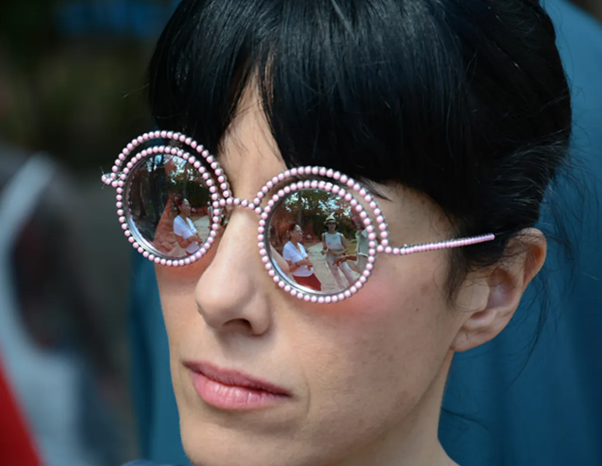 Cecila Suárez fue de las invitadas de honor de México al desfile. En el reflejo de sus lentes también se puede ver a la actriz Tessa Ia.