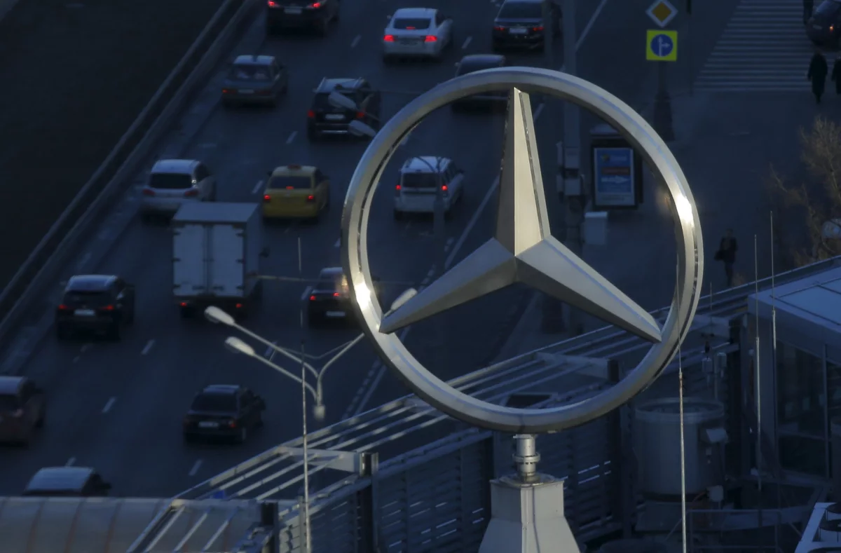 Las acciones de Daimler caían más de 5% en la Bolsa de Fráncfutr tras el anuncio.