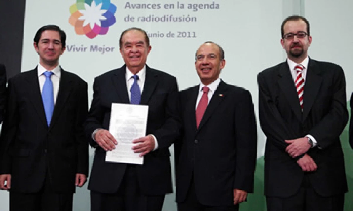 El presidente Calderón entrega un permiso a un concesionario de radio, junto a Dionisio Pérez Jácome (izq) y Mony de Swaan (der). (Foto: Notimex)