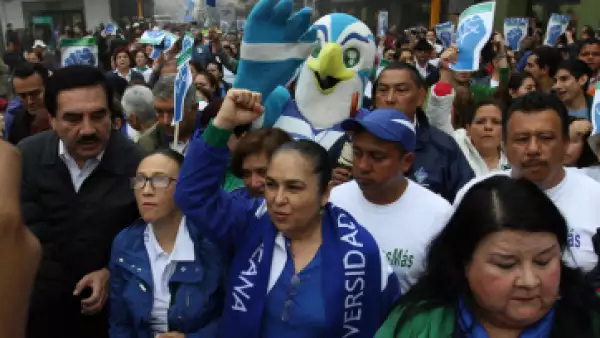 La rectora Sara Ladrón de Guevara estuvo al frente de la marcha. (Foto: Especial )
