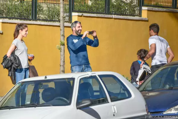 El futbolista se lució con su nueva novia al mostrarse atento ante los fans que se le acercaron en la calle para pedirle una foto.