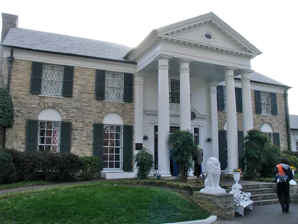 Graceland está abierta al público, aquí la fachada.