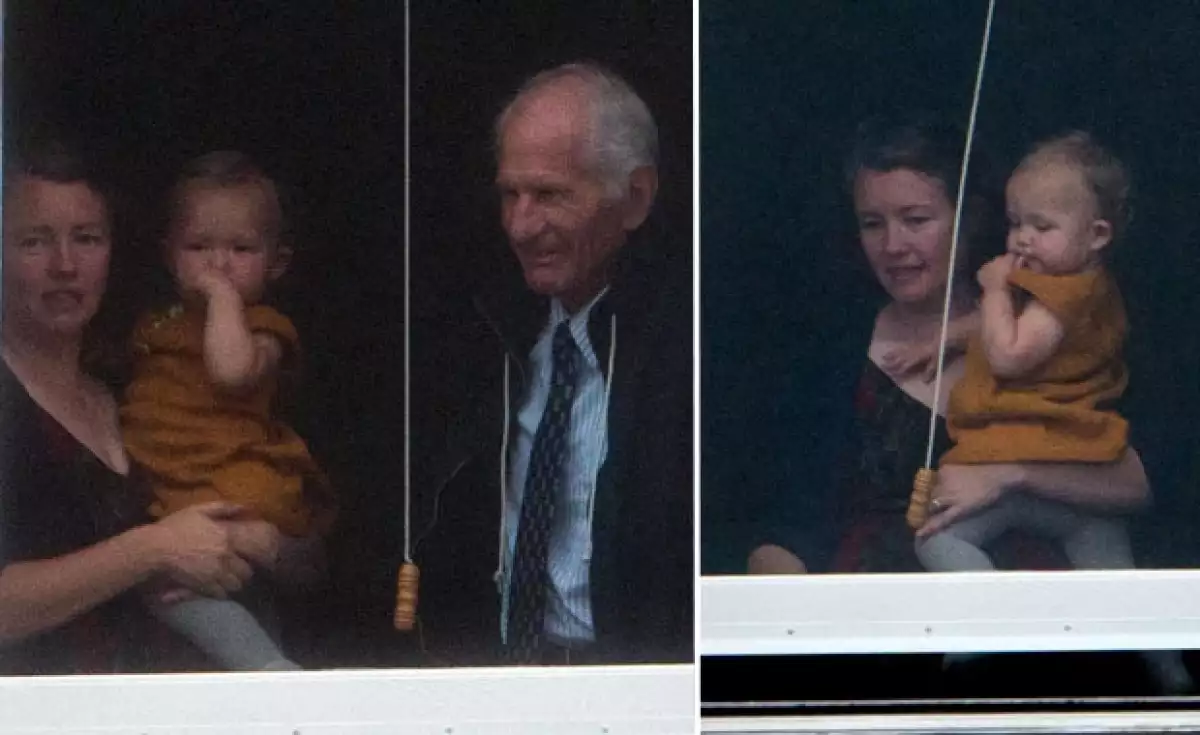 El príncipe Goerge fue captado disfrutando del recimiento desde una ventana.