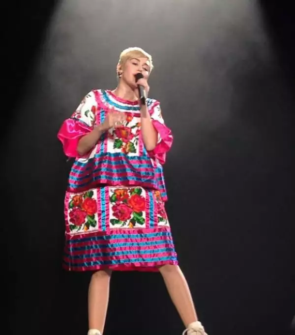 En su concierto en la Ciudad de México, Miley sorprendió al hacer un particular homenaje a México con este vestuario típico.