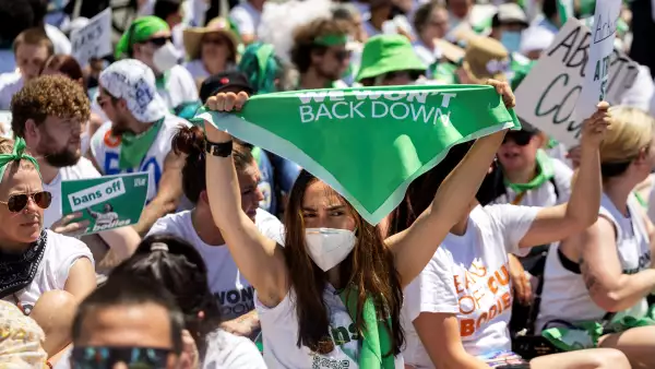 Activistas por el derecho al aborto bloquean una intersección cerca de la Corte Suprema de Estados Unidos para protestar contra la decisión de revertir Roe vs Wade. 