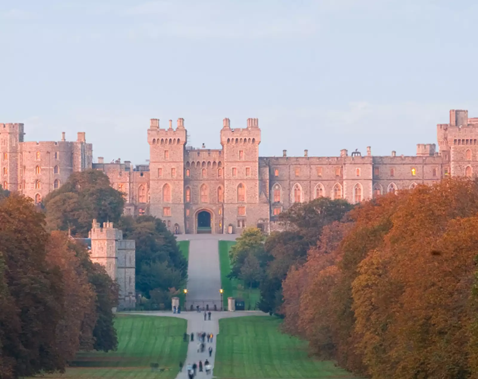 Sin duda uno de los más populares. El Castillo de Windsor impresiona a cualquiera. Se encuentra en Berkshire y siempre ha estado relacionado con la Familia Real Británica.