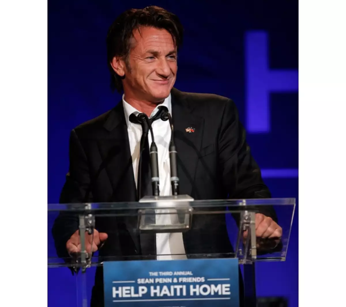 Sean Penn mencionó a su nueva novia en el discurso de la noche.