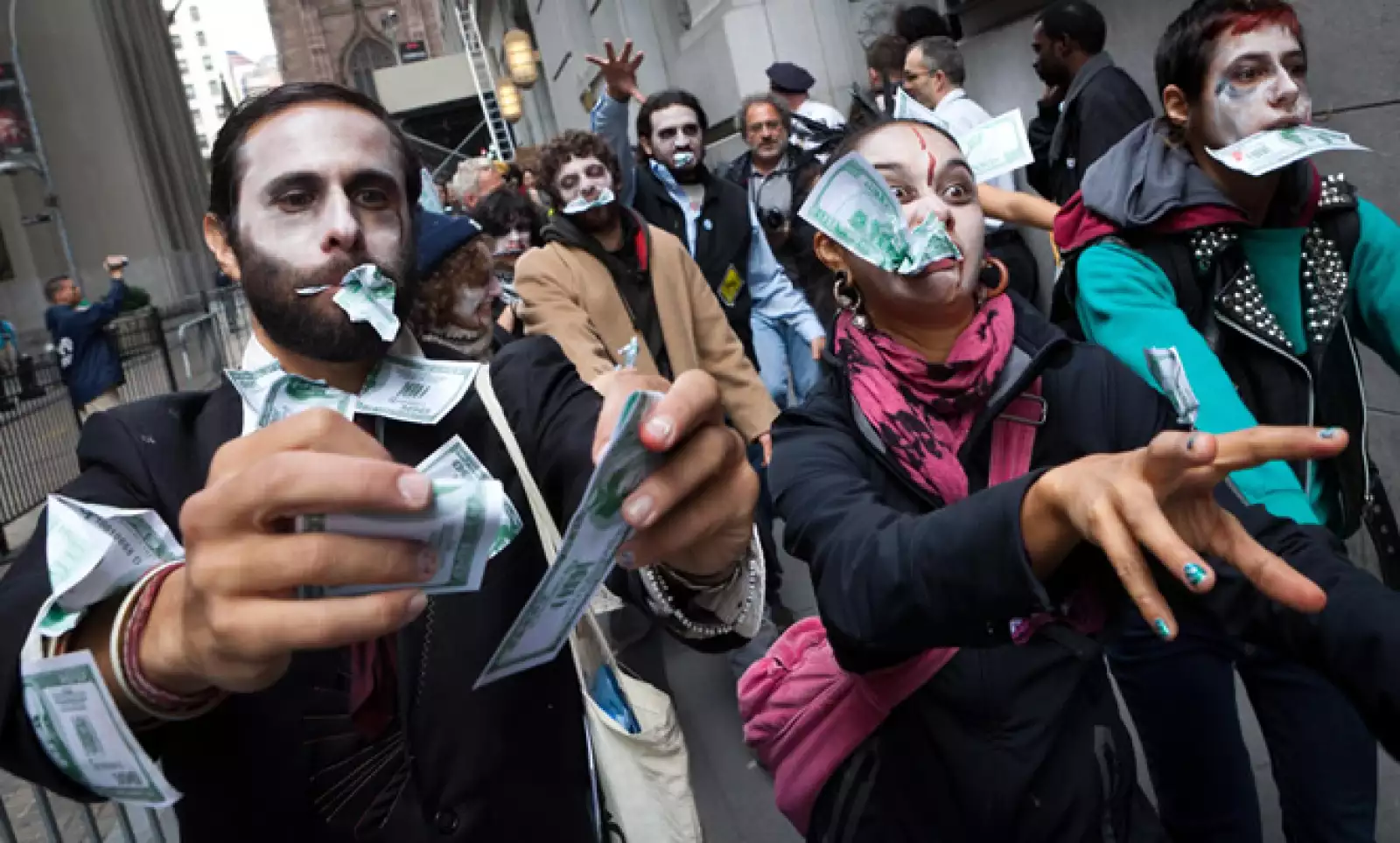 La protesta comenzó con menos de una decena de estudiantes universitarios, pero muy pronto creció hasta replicarse en otras ciudades de Estados Unidos.