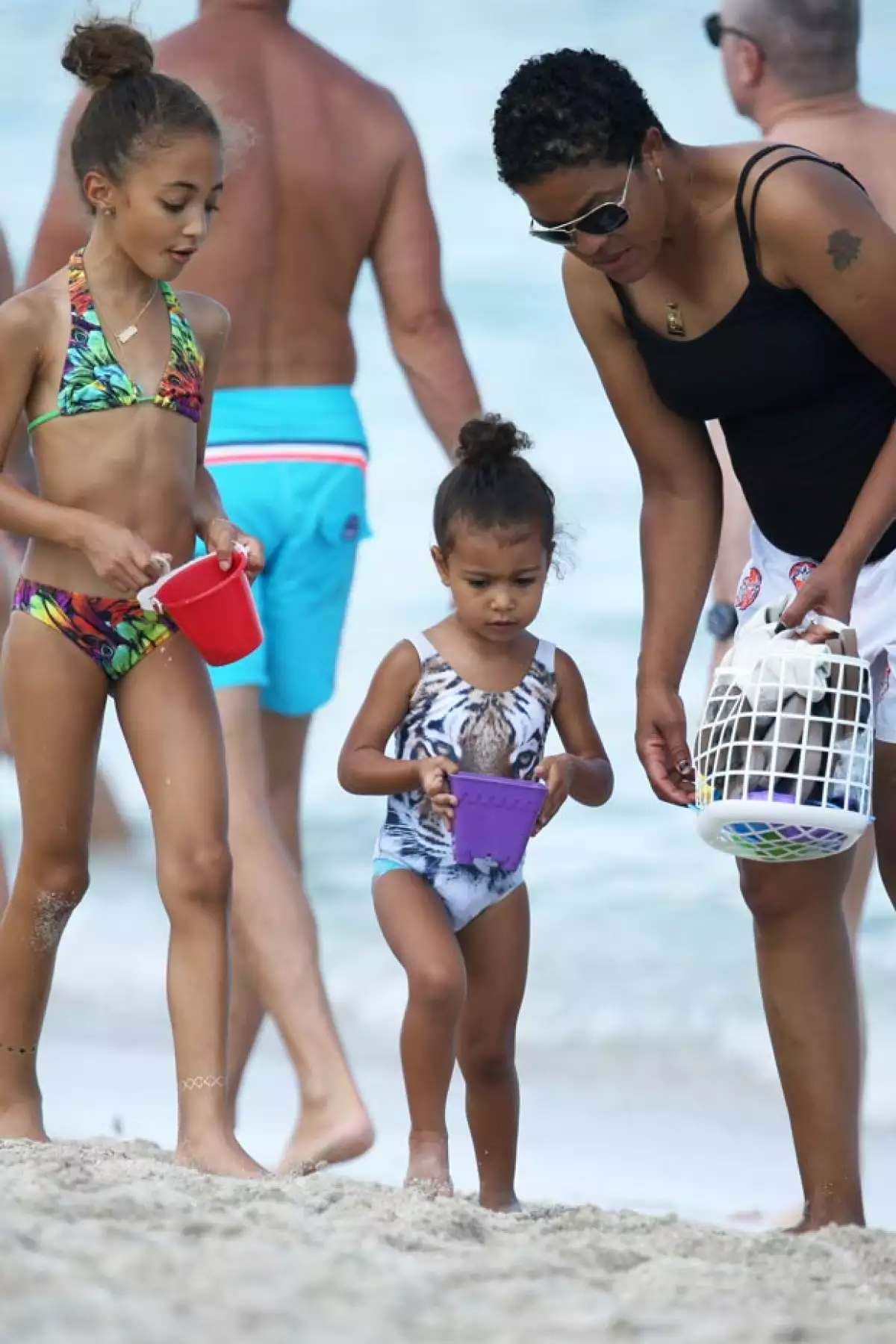 Ambas estuvieron bajo el cuidado de una nana mientras sus padres asistían a una boda.