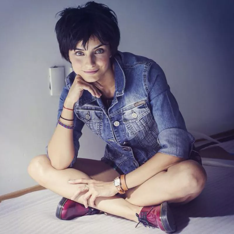 Como una buena novia, la actriz mandó sus deseos a Mauricio, quien recién arrancó el rodaje de “La paloma y el cuervo” en Cancún.