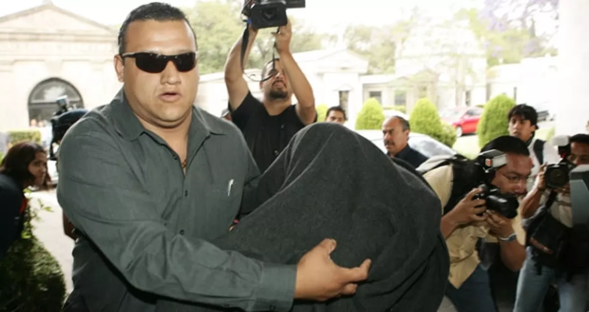 Algunos familiares ya han llegado al Panteón pero se han cubierto el rostro para no ser fotografiados por la prensa.