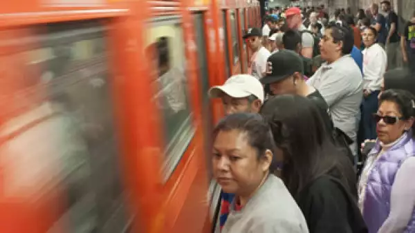 Un análisis de BofA señaló que el aumento en la tarifa del metro añadirá 15 puntos base a la inflación en la primera quincena de enero de 2014.   (Foto: Cuartoscuro)