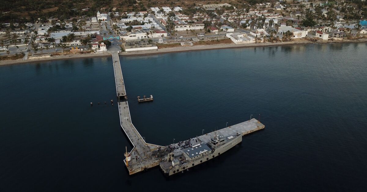 The Secretary of the Navy will operate tourist flights and ferries to the Marías Islands The Secretary of the Navy will operate tourist flights and ferries to the Marías Islands