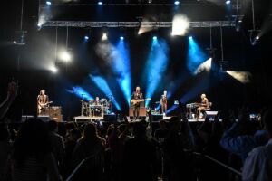 El público se mantuvo de pie durante todo el concierto.