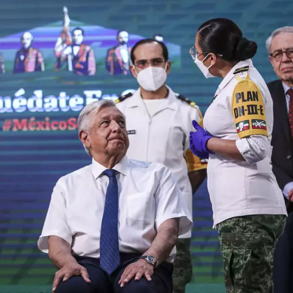 Andrés Manuel  recibió la primer dosis de la vacuna Astra-Zeneca en Palacio Nacional.