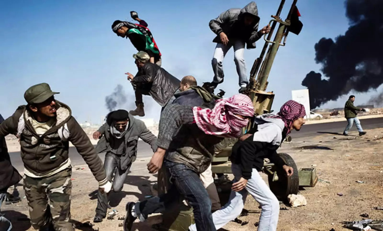 En la imagen aparecen rebeldes huyendo después de las revueltas en Ras Lanuf, Libia, el 11 de marzo de 2011.