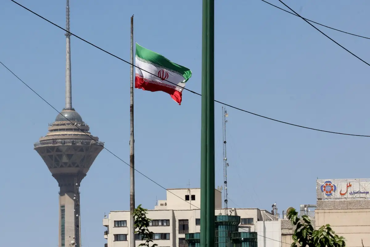 La bandera iraní ondea cerca de la Torre Milad, parte del Centro Internacional de Comercio y Convenciones de Teherán, en la capital el 25 de mayo de 2026. El Ministerio de Relaciones Exteriores de Irán dijo el 25 de mayo que Teherán estaba cobrando tarifas por "servicios de navegación" en los buques que transitaban por el estratégico Estrecho de Hormuz, en lugar de imponer peajes.