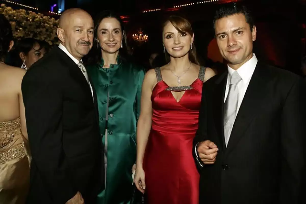 Carlos Salinas de Gortari, Ana Paula Gerard, Angélica Rivera y Enrique Peña Nieto en la boda de Carolina Chuayffet.