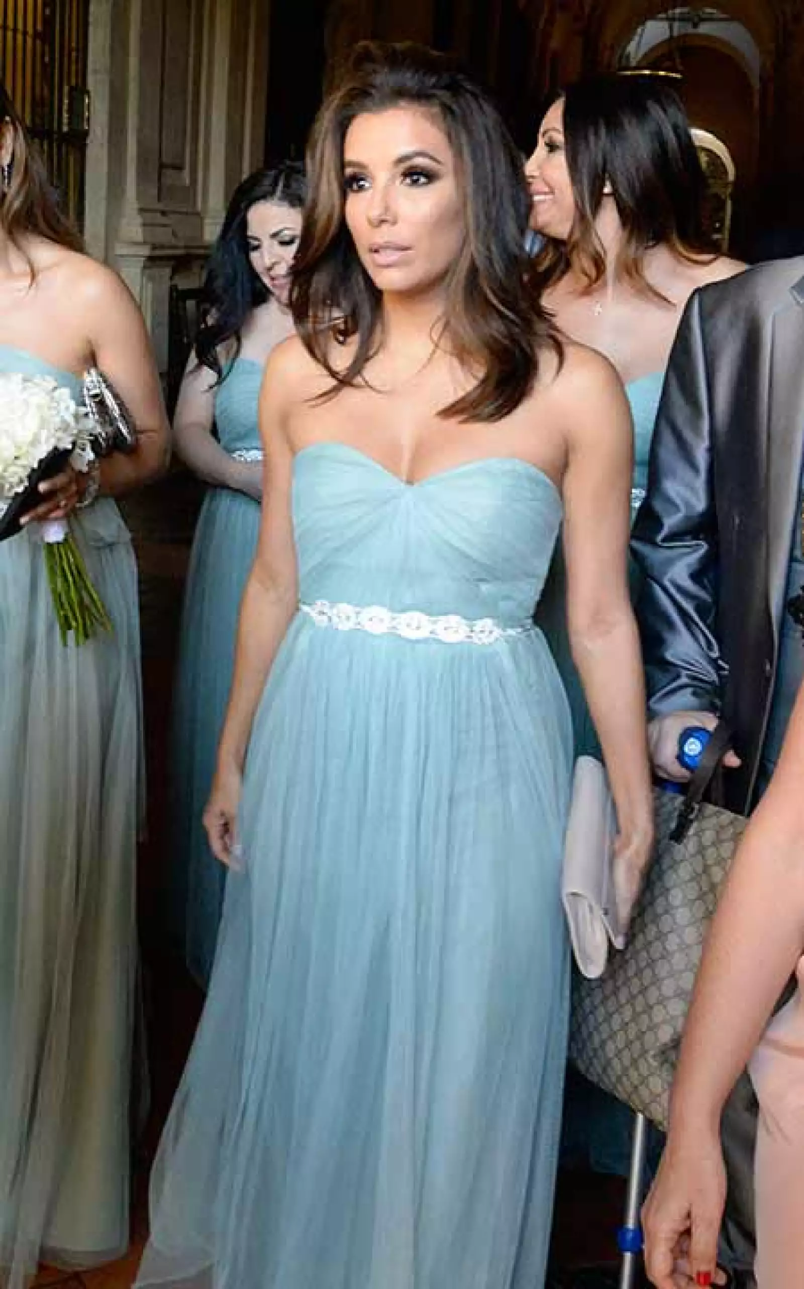 1. Eva arrancó el mes de mayo luciendo espectacular con este vaporoso vestido en azul celeste, durante la boda de unos amigos celebrada en España.