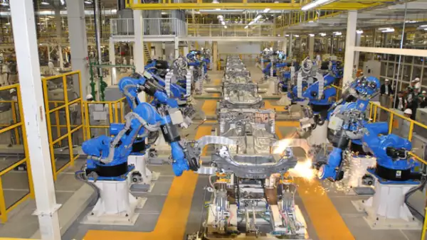 Hay 100 robots Motoman en el �rea de soldadura
