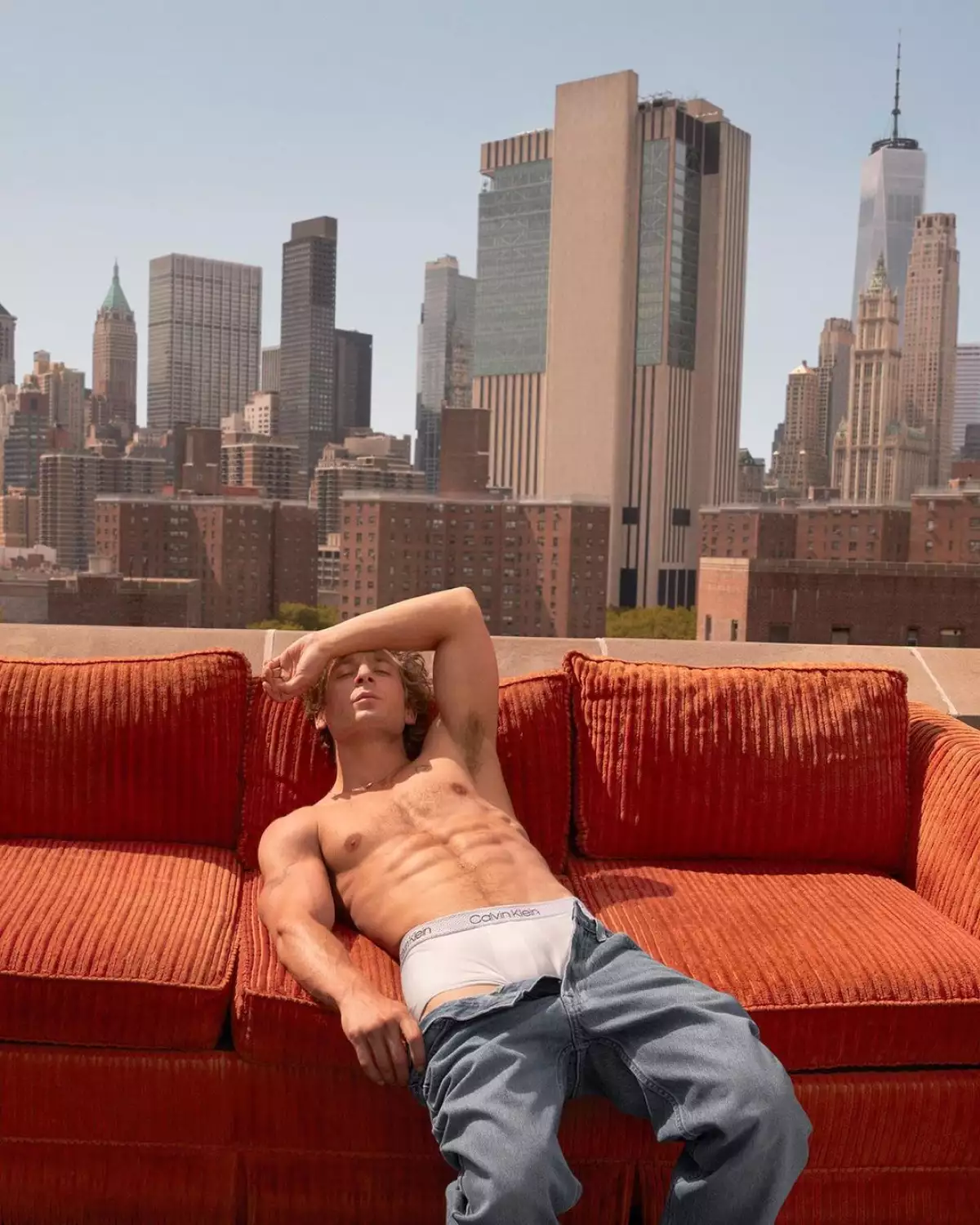 Jeremy Allen White protagoniza la nueva campaña de Calvin Klein