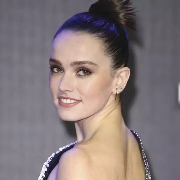 Una de nuestras nuevas favoritas es Daisy Ridley. Para la premiere de `Star Wars: The Force Awakens´ en Europa, la actriz decidió llevar el pelo en un high bun futurista, sombras  bronce y un cat eye perfecto.