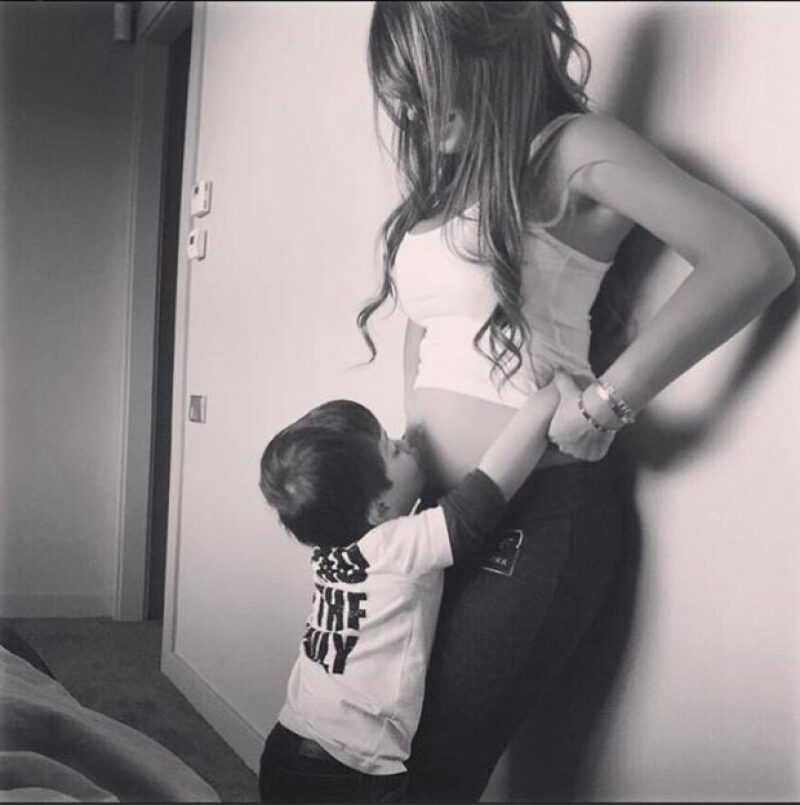 El astro del futbol publicó esta imagen con la que acabó con las especulaciones que surgieron hace días sobre un segundo embarazo de su pareja.